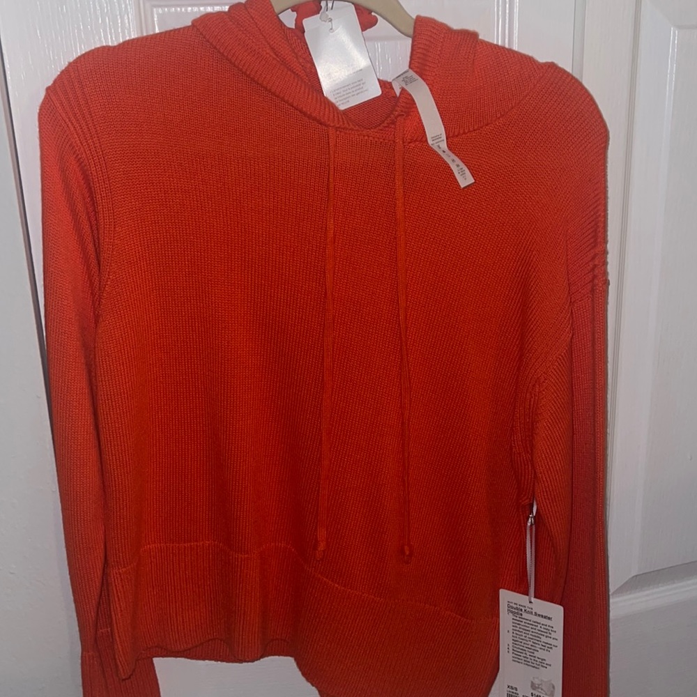 Brand new lululemon sweater with matching scrunche
